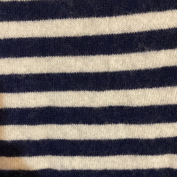 Vineyard Vine Top/Sweater Blue and White Stripes. NWOT. - Picture 5 of 7